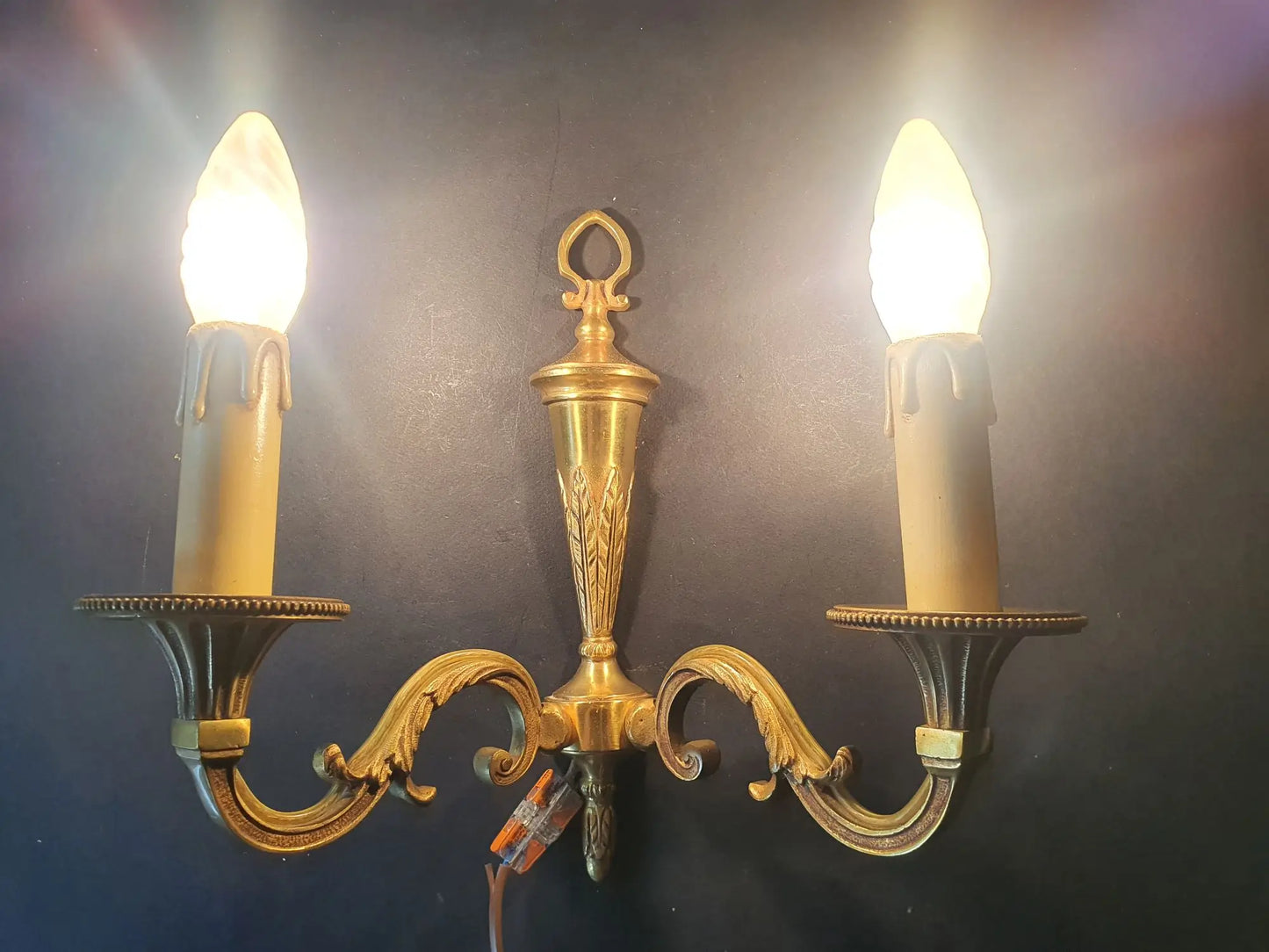 trois-appliques-murales-bronze-louis-xvi-lucien-gau-paris-vintage-allumee-1
