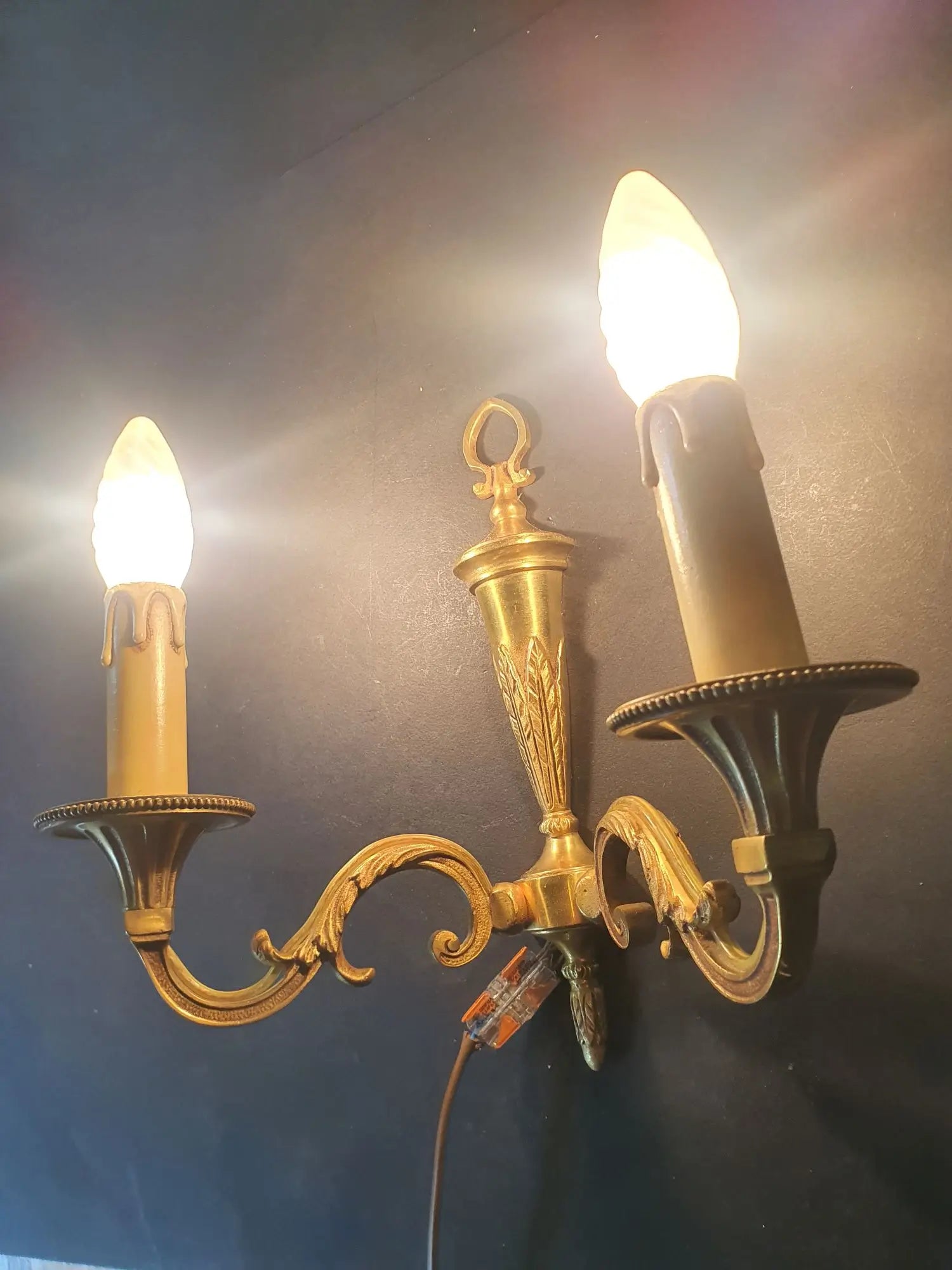 trois-appliques-murales-bronze-louis-xvi-lucien-gau-paris-vintage-allumee-2