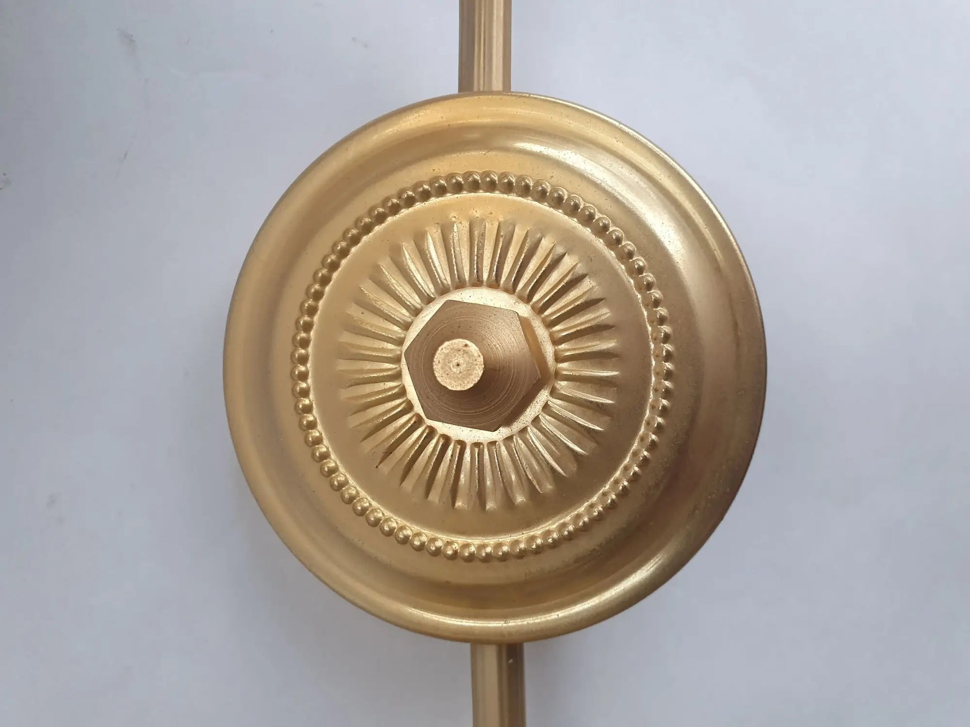 trois-appliques-murales-dorees-flambeau-style-empire-anciennes-detail-2