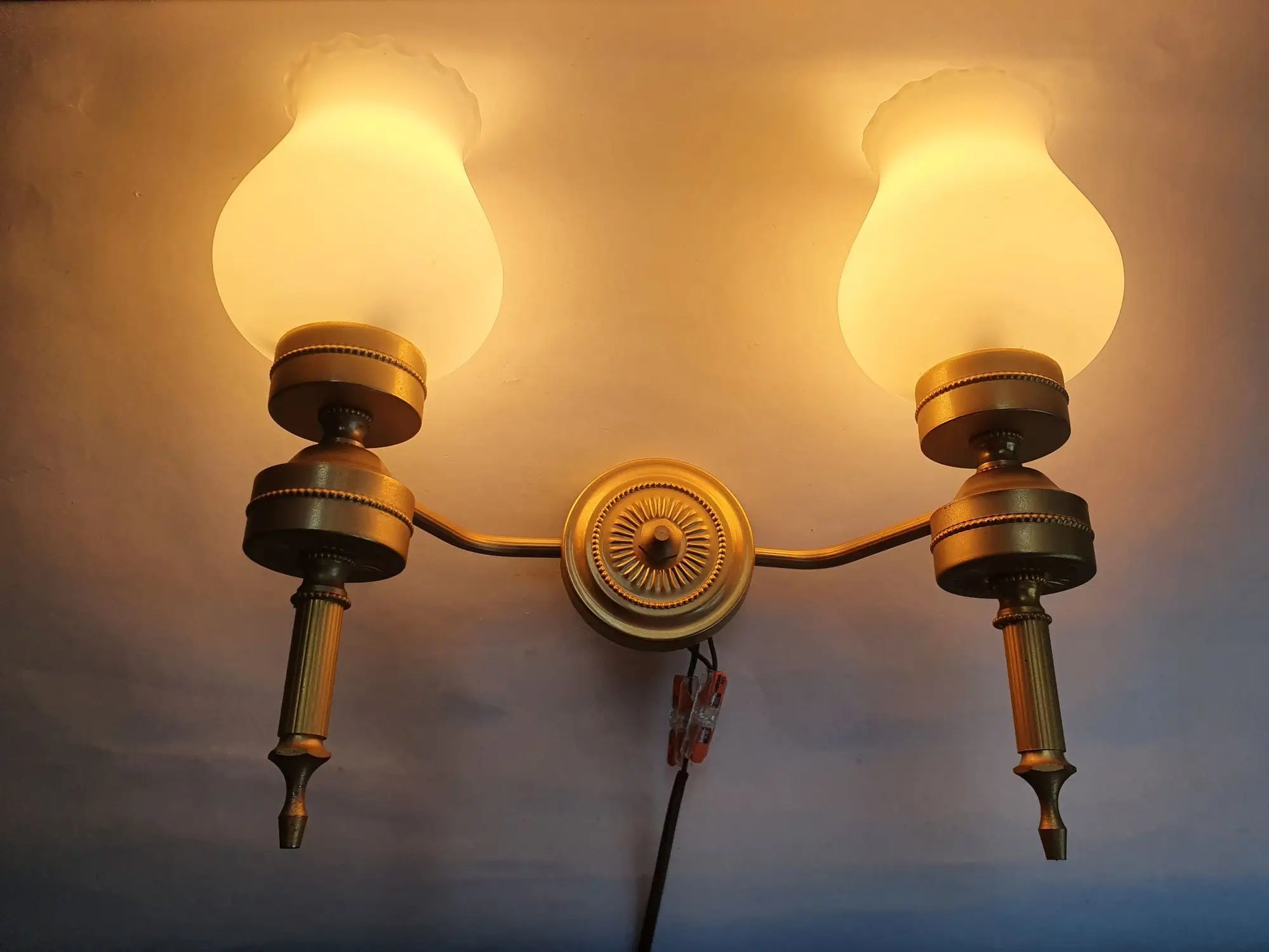 trois-appliques-murales-dorees-flambeau-style-empire-anciennes-double-allumee-1