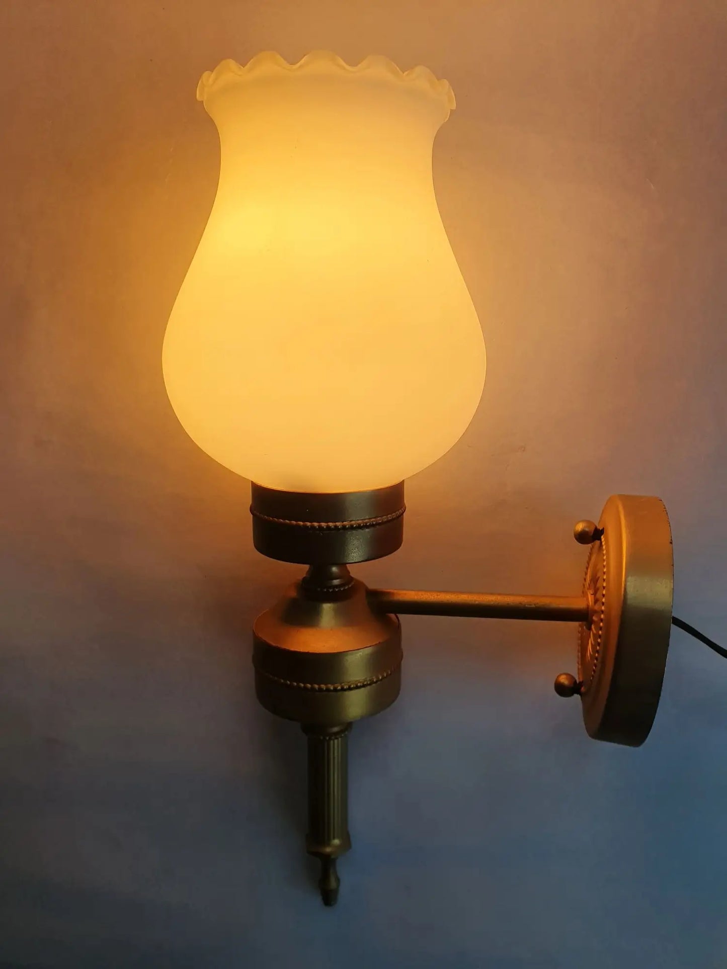 trois-appliques-murales-dorees-flambeau-style-empire-anciennes-simple-allumee-2