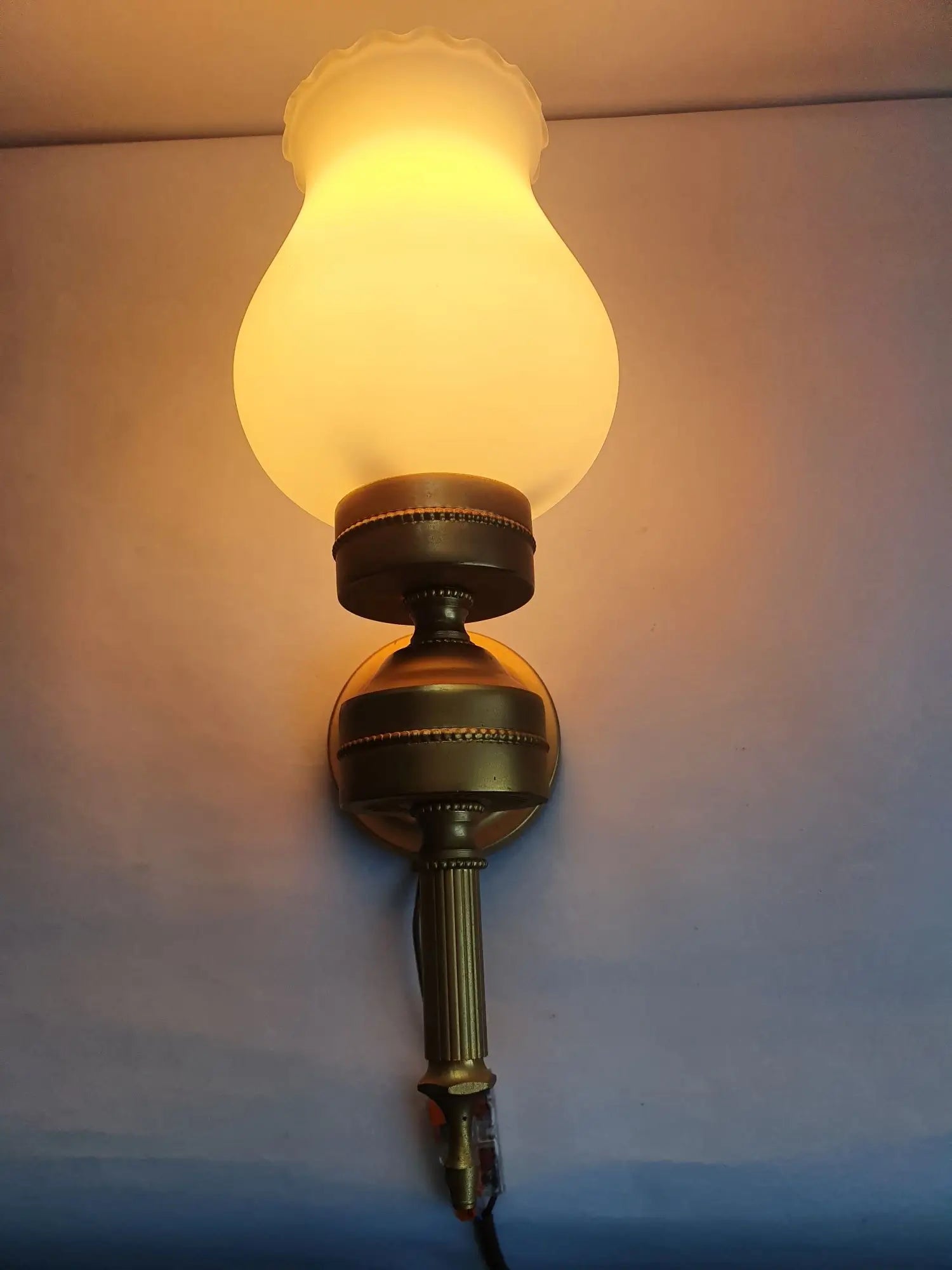 trois-appliques-murales-dorees-flambeau-style-empire-anciennes-simple-allumee