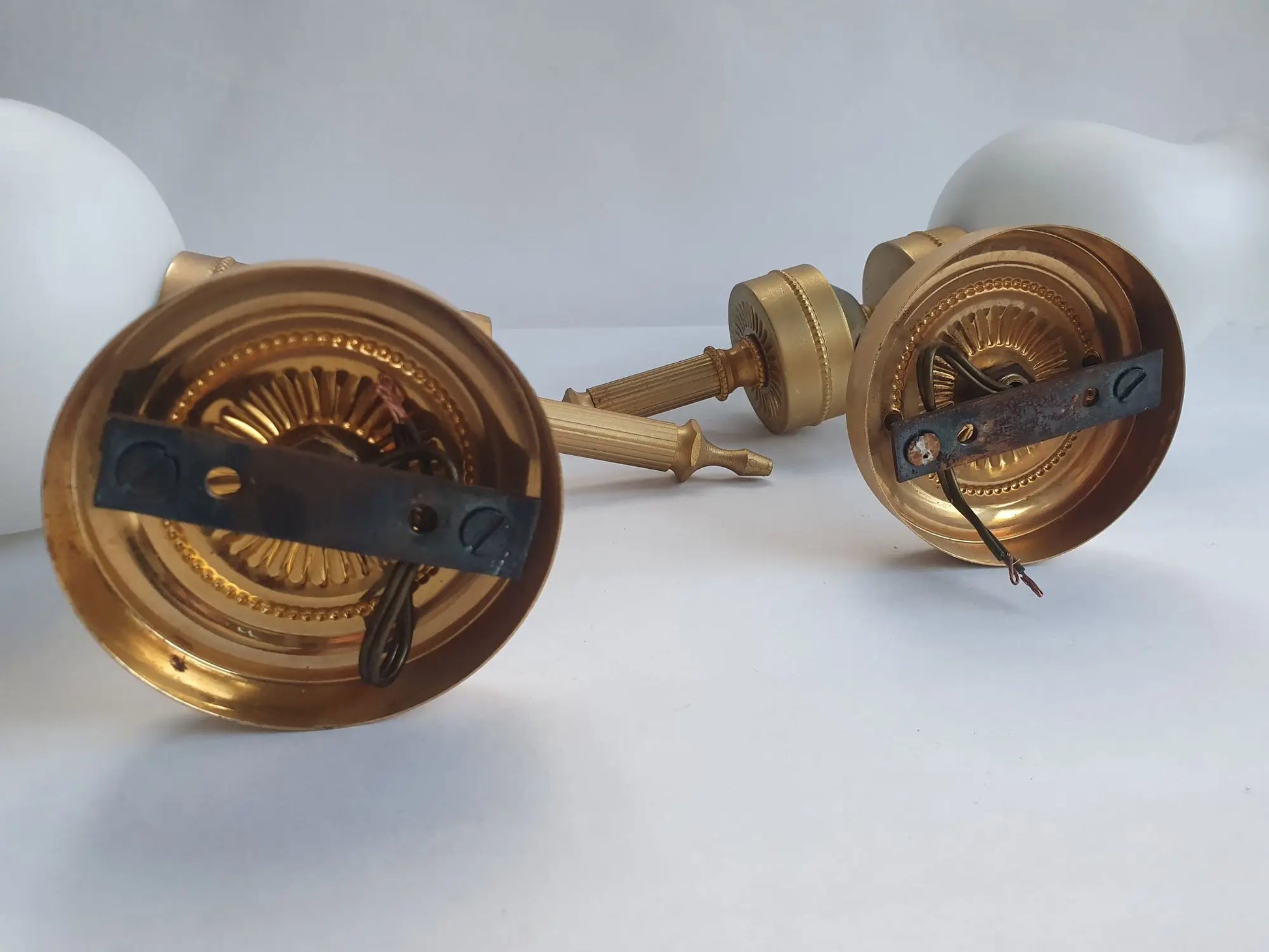 trois-appliques-murales-dorees-flambeau-style-empire-anciennes-simple-arriere