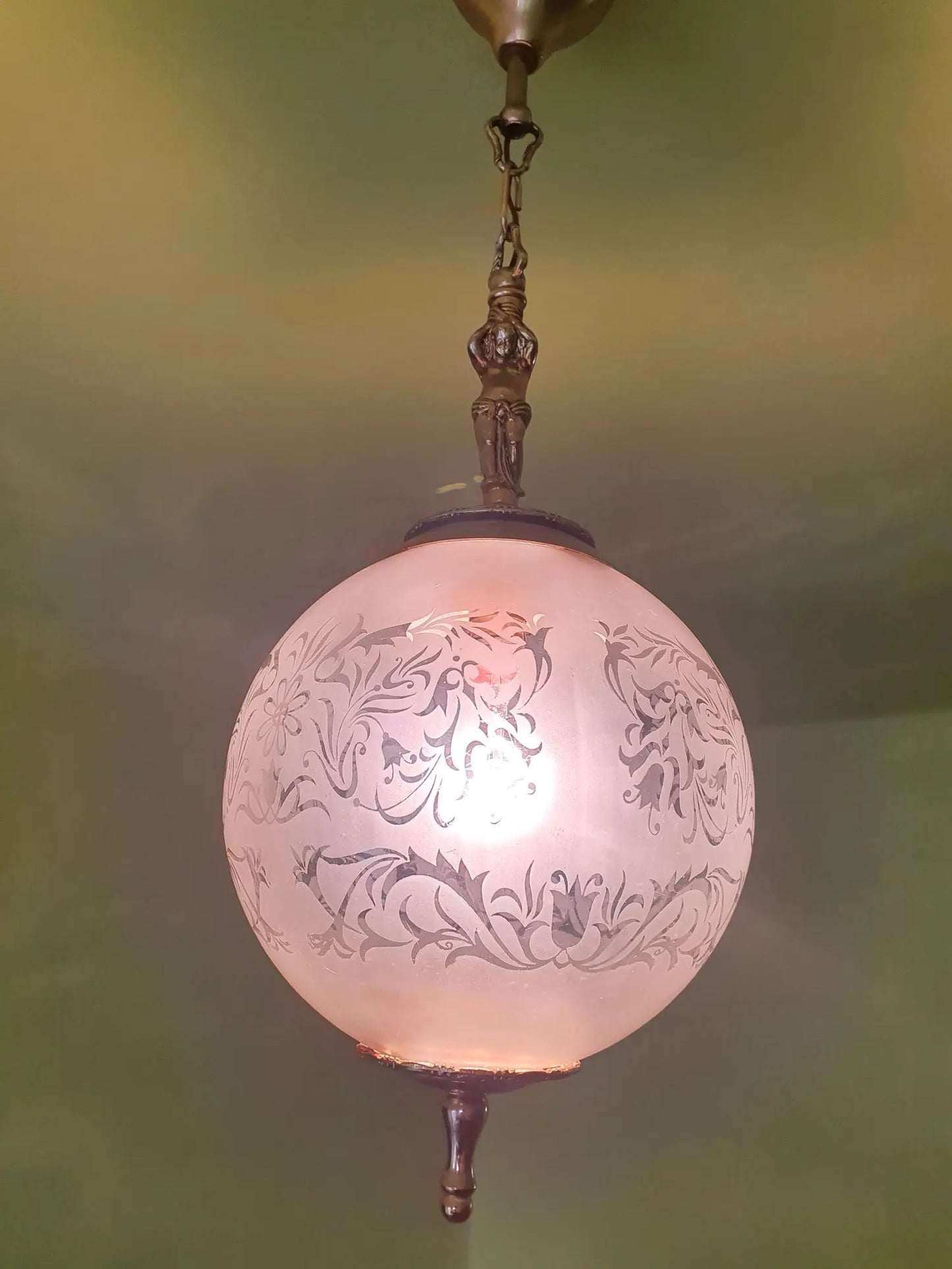 trois-appliques-murales-laiton-dore-verre-vintage-allumee-1