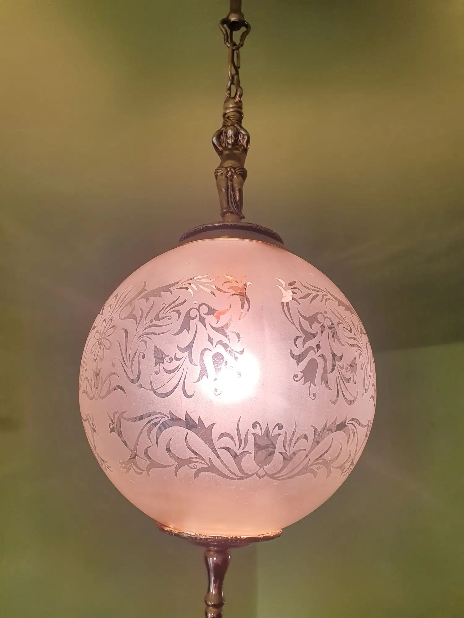 trois-appliques-murales-laiton-dore-verre-vintage-allumee-2