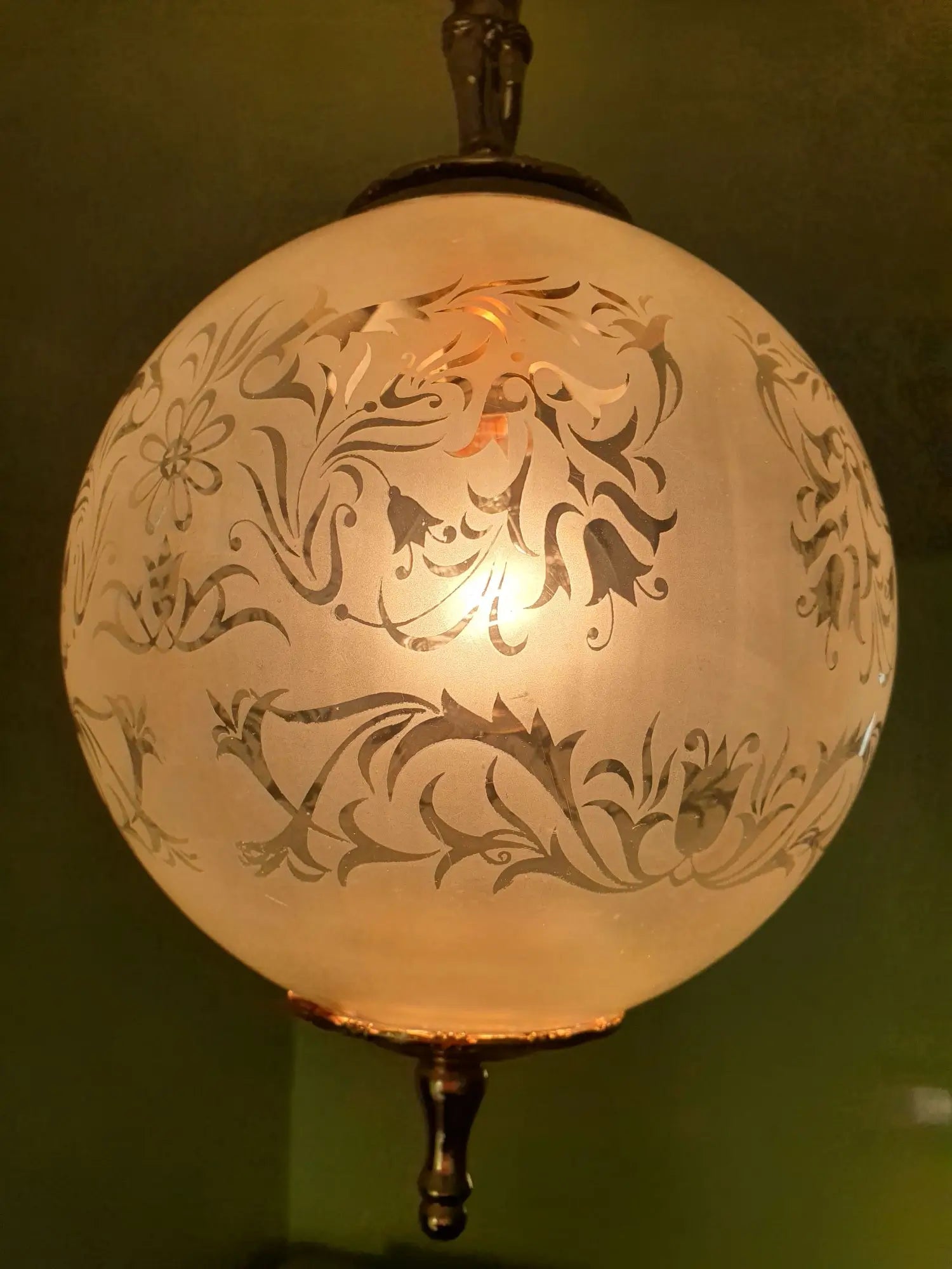 trois-appliques-murales-laiton-dore-verre-vintage-allumee-3