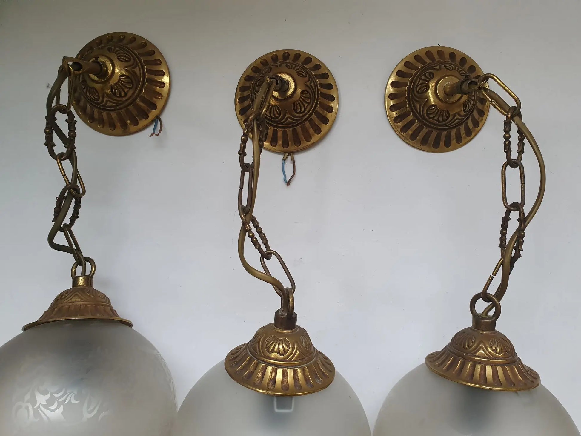 trois-suspensions-dorees-vintage-chaines