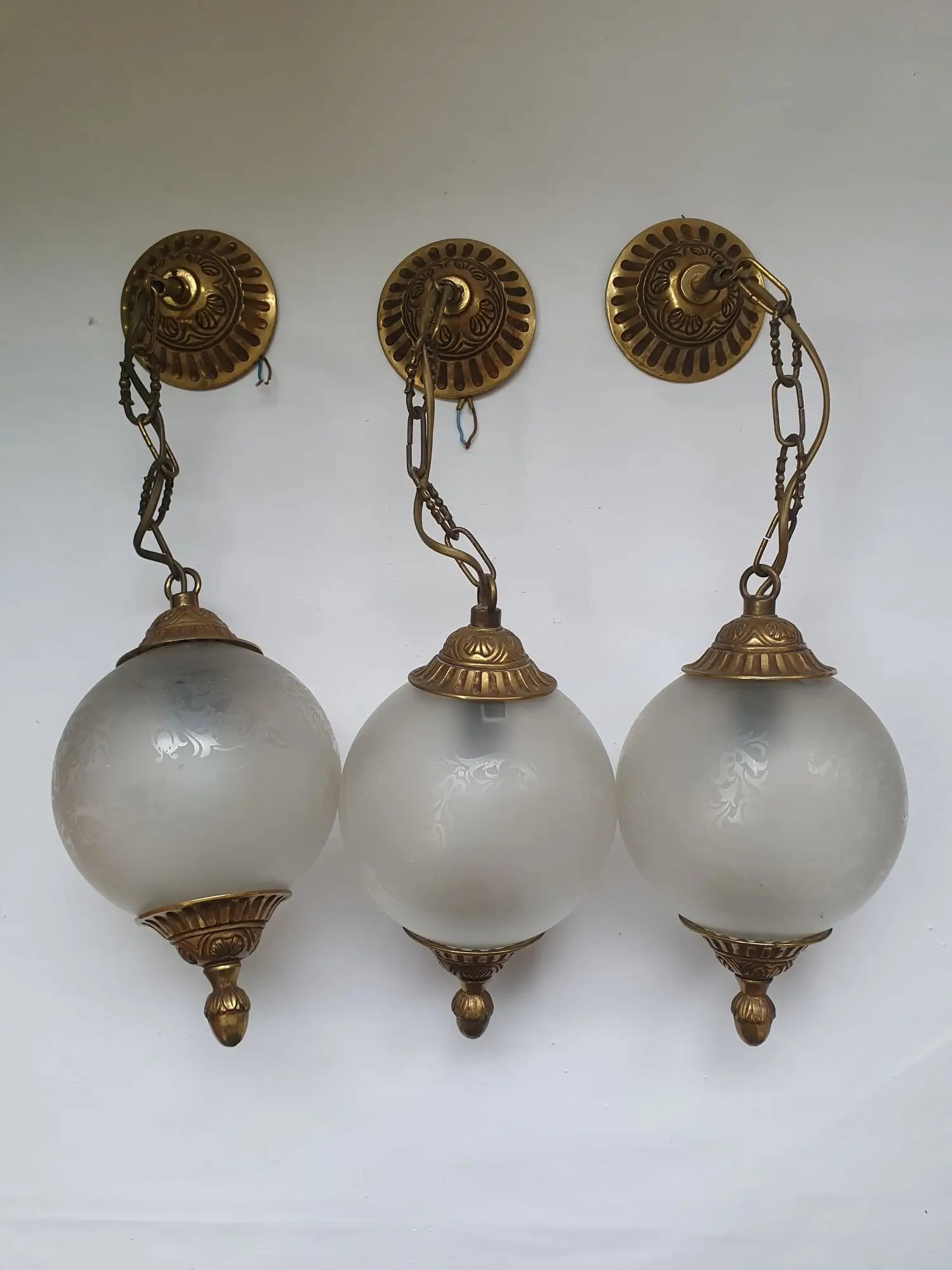 trois-suspensions-dorees-vintage-face