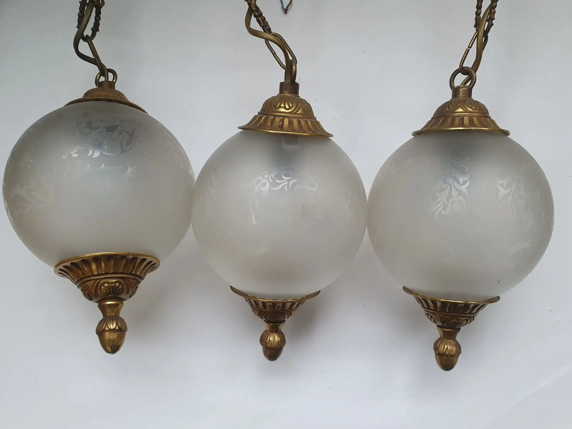 trois-suspensions-dorees-vintage-globes
