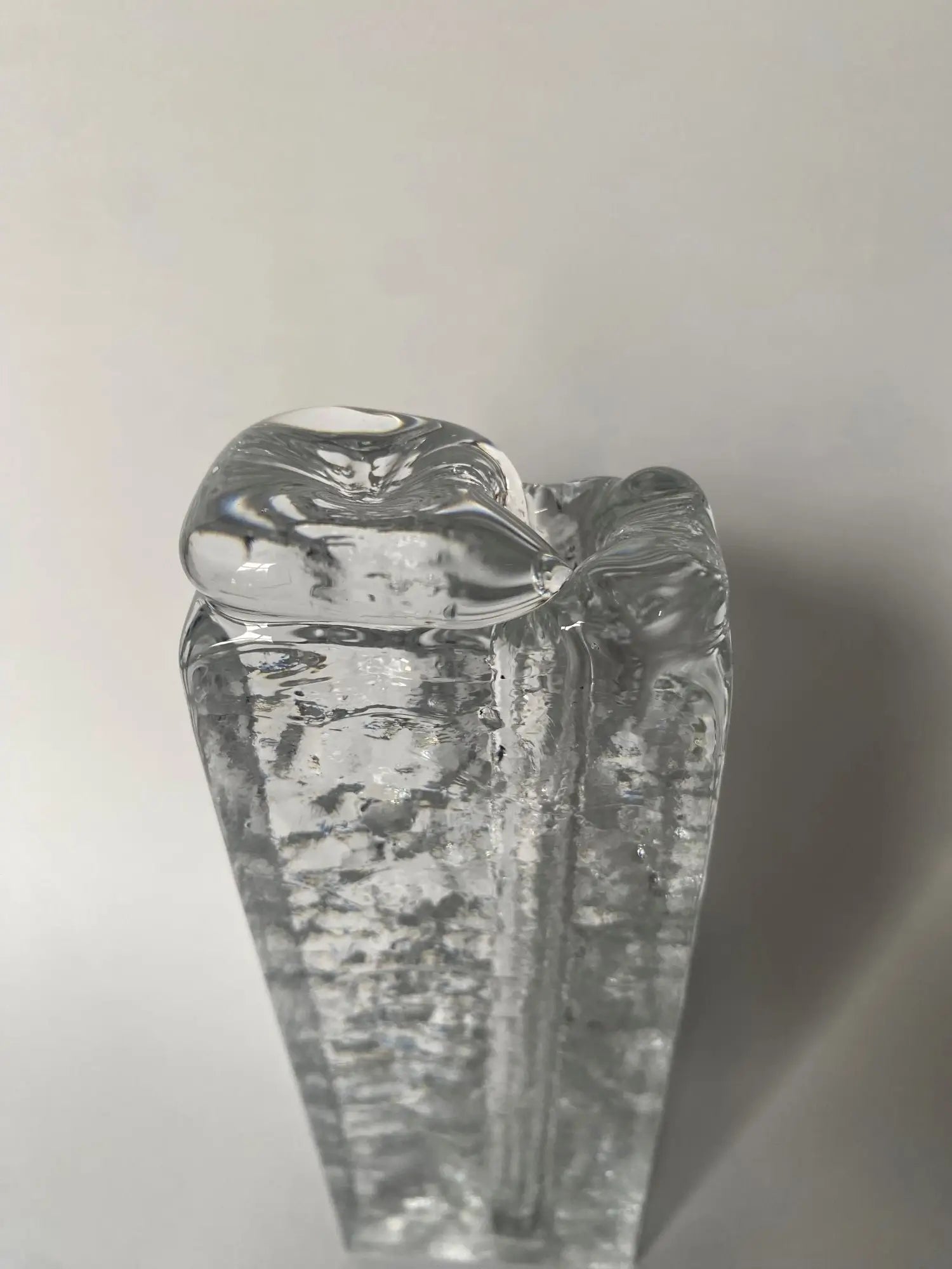 vase-soliflore-verre-glace-vintage-annees-1970-detail-1