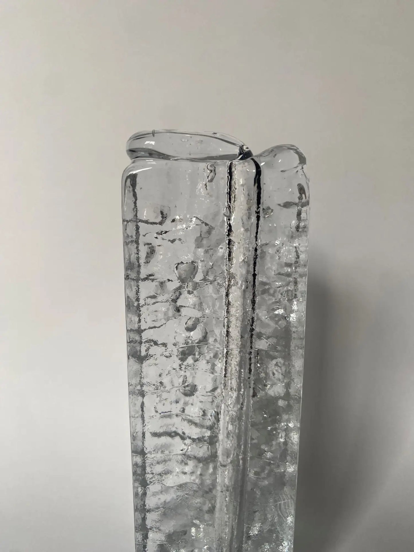 vase-soliflore-verre-glace-vintage-annees-1970-detail-2