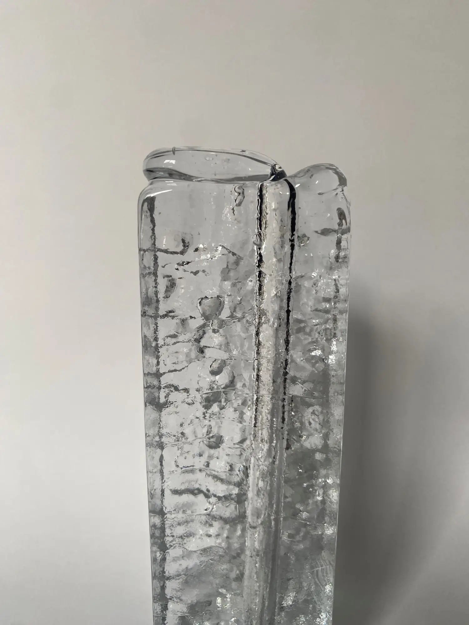 vase-soliflore-verre-glace-vintage-annees-1970-detail-2