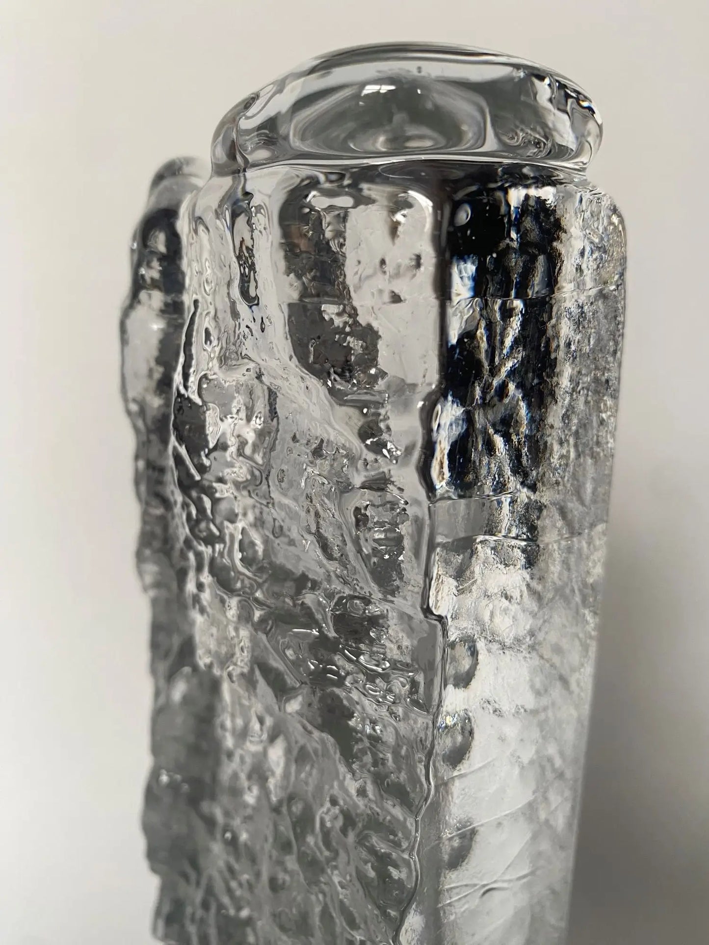 vase-soliflore-verre-glace-vintage-annees-1970-detail-3