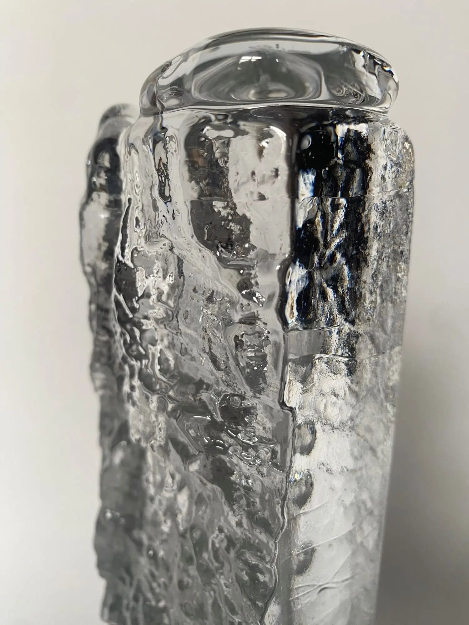 vase-soliflore-verre-glace-vintage-annees-1970-detail-3